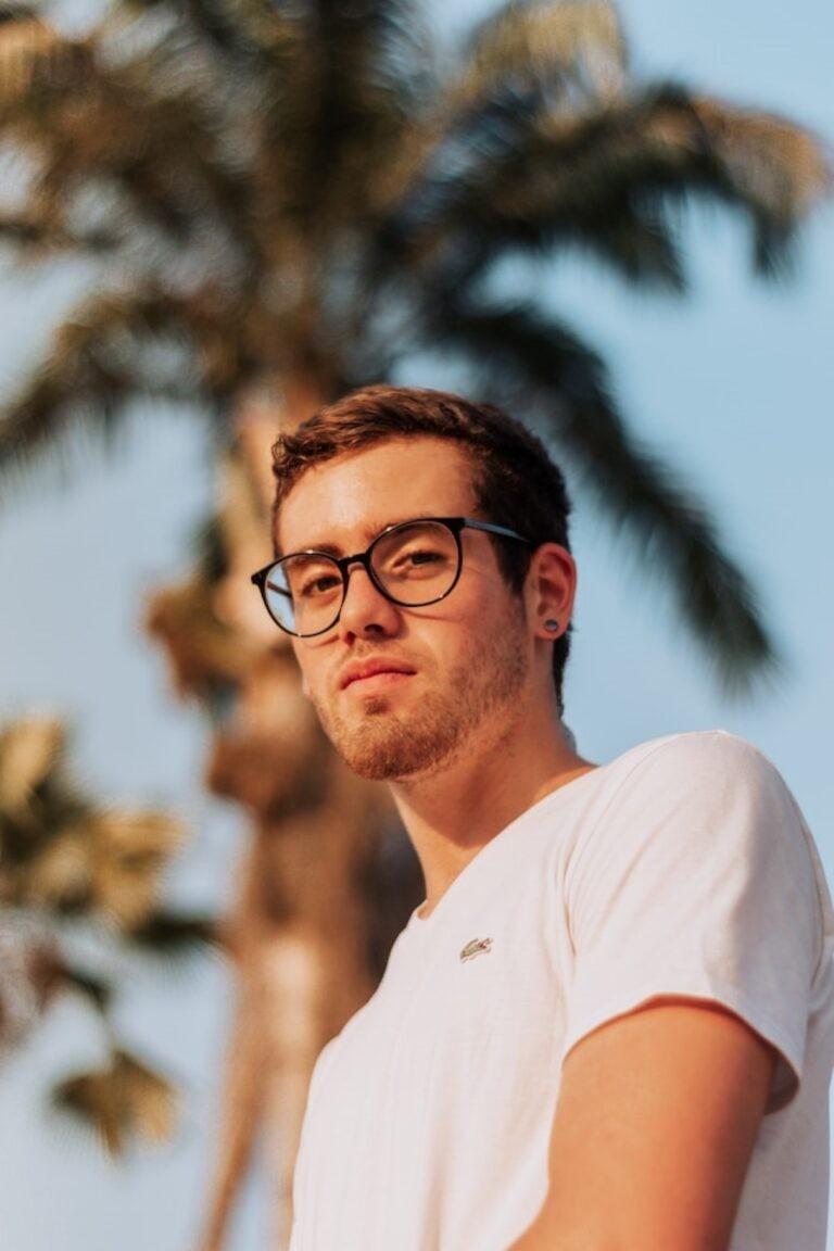 Σπρέι γυαλιών και μαντηλάκια καθαρισμού: Ο σωστός τρόπος να φροντίζεις τα γυαλιά σου