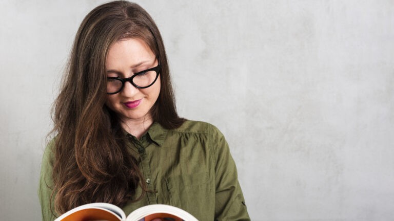 "Γυναίκα με γυαλιά που διαβάζει βιβλίο σε ήρεμο χώρο – αλλαγή φακών στα γυαλιά της"