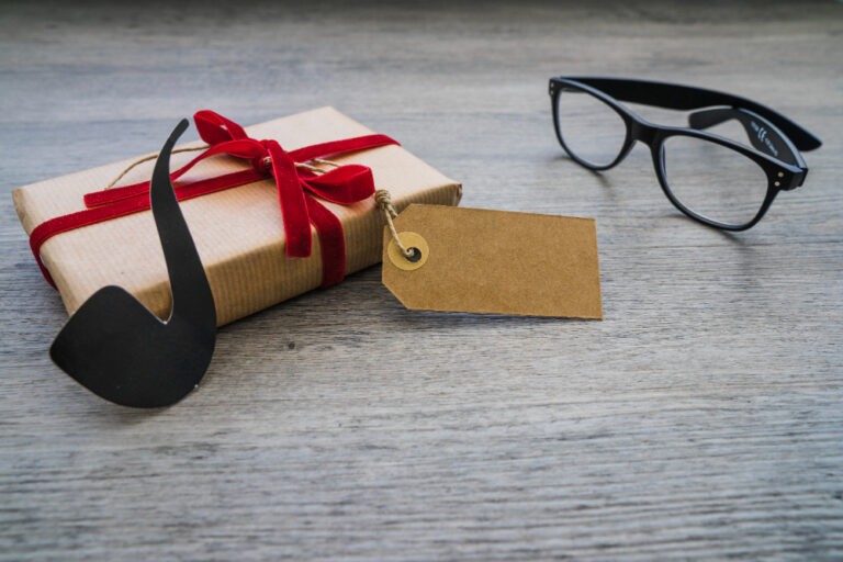 Τα Καλύτερα Δώρα Γυαλιών για τα Χριστούγεννα: Οδηγός Στυλ και Υγείας από το Phos Optical Store