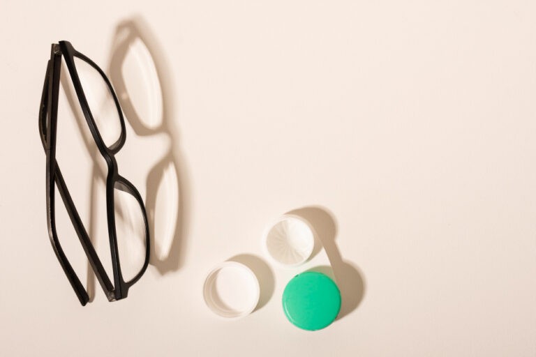 Οδηγός για Οφθαλμικούς Φακούς: Υλικά και Επιστρώσεις