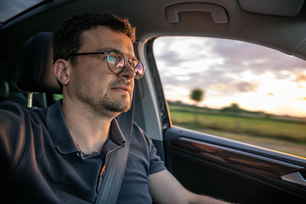 «Πολυεστιακά γυαλιά σε μοντέρνο σκελετό – ιδανικά για ασφαλή οδήγηση και καθαρή όραση σε όλες τις αποστάσεις, από το Phos Optical Store»