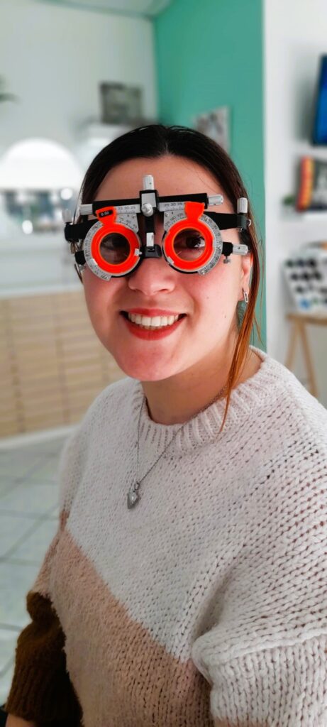 Άτομο δοκιμάζει πολυεστιακά γυαλιά με δοκιμαστικό σκελετό σε οπτικό κατάστημα στην Αθήνα – Phos Optical Store Παγκράτι