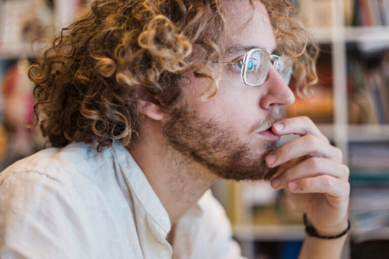 Κοντινή εικόνα σκελετών γυαλιών από ανθεκτικά υλικά, Phos Optical Store