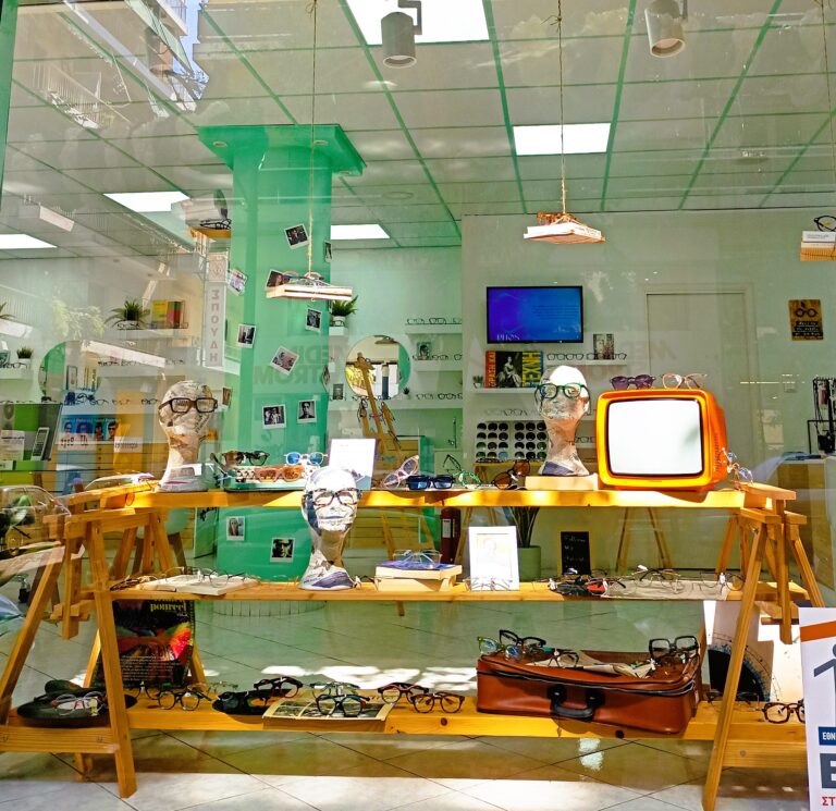 «Εξωτερικό Phos Optical Store στο Παγκράτι με ποικιλία γυαλιών για ΕΟΠΥΥ»