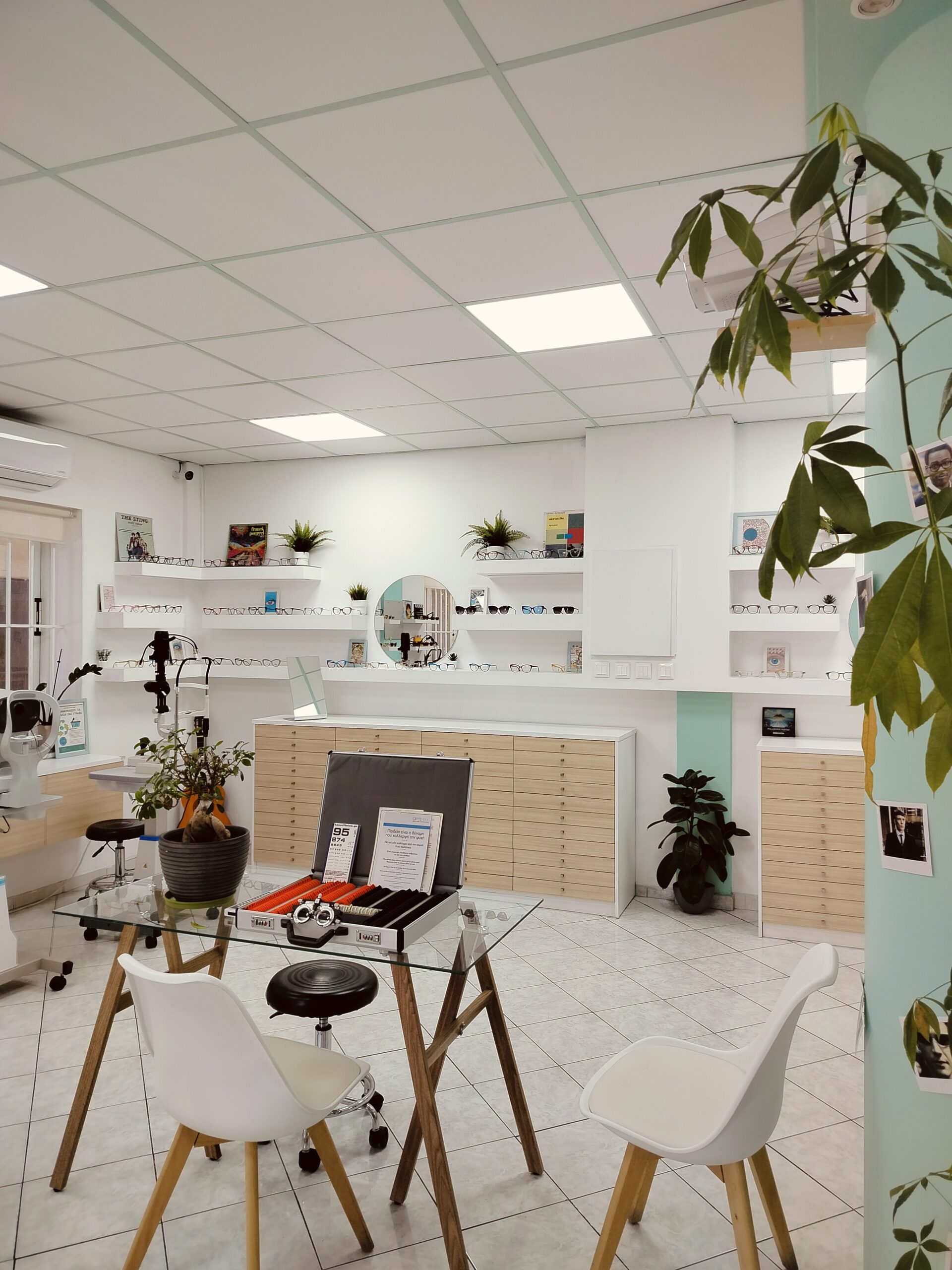 «Εξωτερική όψη του Phos Optical Store στο Παγκράτι με συλλογή γυαλιών οράσεως και ηλίου»