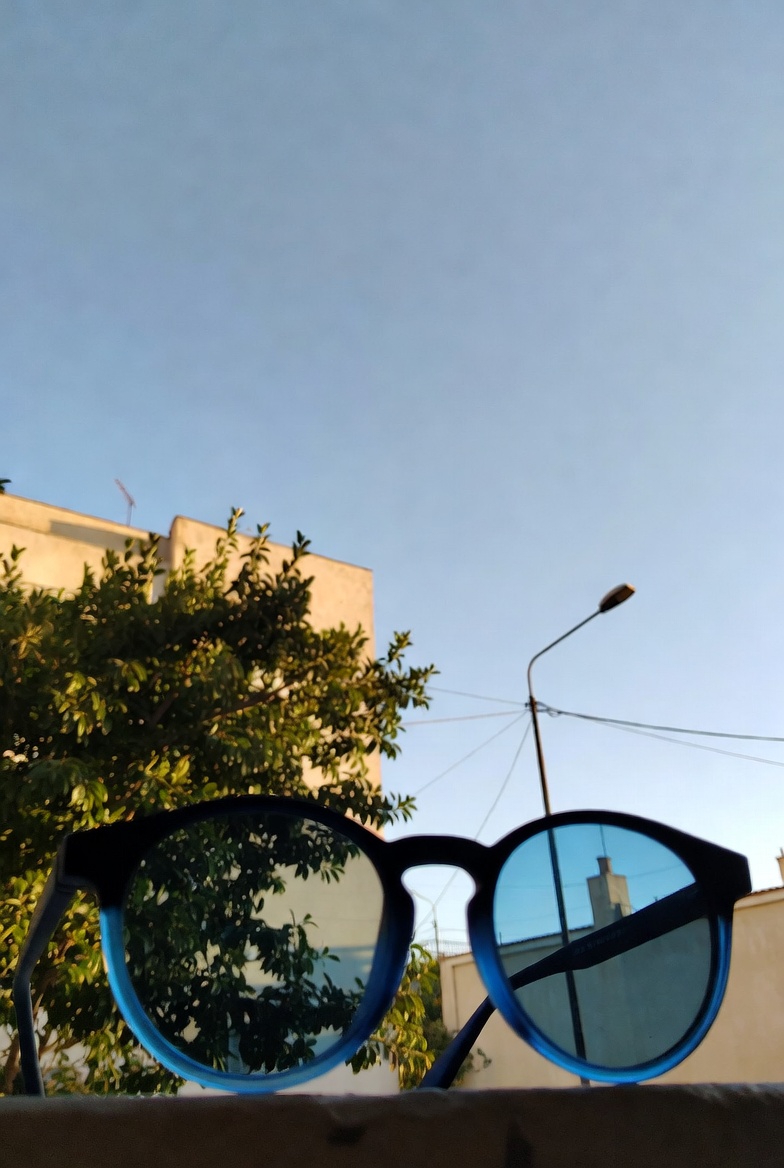 γυαλιά ηλίου με γαλάζιο φακό και προστασία UV