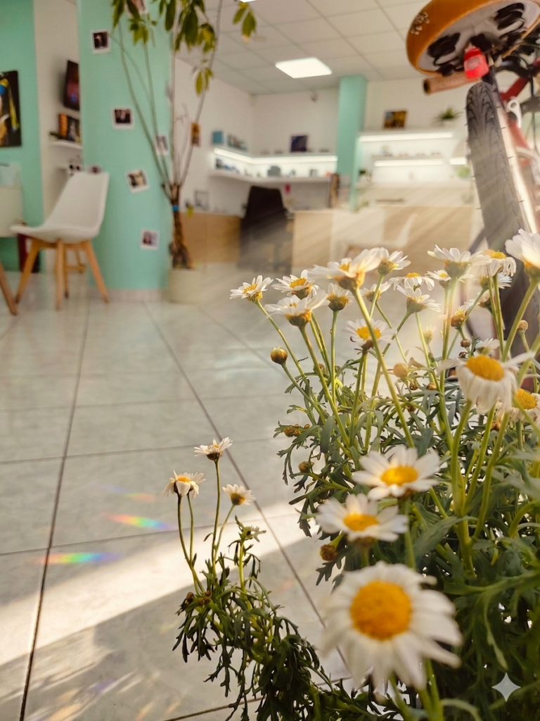 Phos Optical Store στο Παγκράτι Αθήνας, οπτικό κατάστημα με μοντέρνους σκελετούς γυαλιών και εξειδικευμένες υπηρεσίες οπτικού